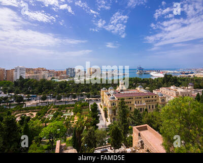 Vue depuis la forteresse Alcazaba, sur l'hôtel de ville, El Ayountamiento La province de Málaga, Málaga, Andalousie, Espagne Banque D'Images