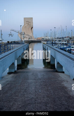 Rampe de bateau à Doca de Belem marina et Monument des Découvertes (Padrao dos Descobrimentos) à Lisbonne, Portugal le matin Banque D'Images