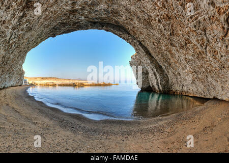 La plage Alogomandra à l'intérieur d'une grotte à Milos, Grèce Banque D'Images