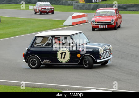 James Martin Chef britannique et présentateur de télévision surtout connu pour avoir présenté le Saturday Kitchen de la BBC. Possède et pilote une Mini, glissée à Goodwood Revival Banque D'Images