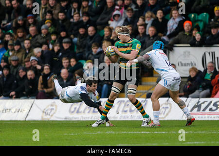 01.01.2016. Franklin's Gardens, Northampton, en Angleterre. Aviva Premiership. Northampton Saints contre Exeter Chiefs. Jamie Gibson de Northampton Saints est abordé par Jack Nowell (droite) et Ian Whitten (gauche) de l'Exeter Chiefs. Banque D'Images