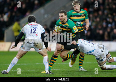 01.01.2016. Franklin's Gardens, Northampton, en Angleterre. Aviva Premiership. Northampton Saints contre Exeter Chiefs. George au nord de Northampton Saints est abordé par Tom Johnson de l'Exeter Chiefs. Banque D'Images