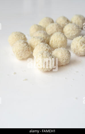 Boule de coco truffes blanches sur fond blanc Banque D'Images