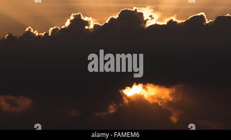 Coucher du soleil avant la nuit, c'est derrière le cloud Banque D'Images