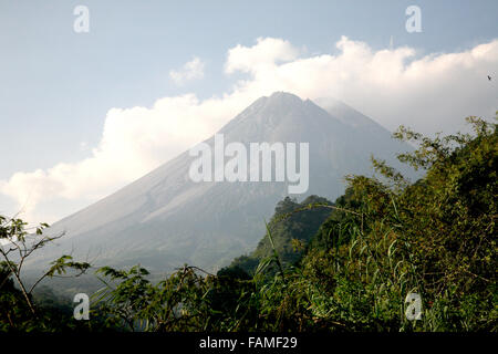 L'Indonésie Java Central Jogjakarta Parc National du Mont Merapi Le Mont Merapi, l'un des mondes la plupart des volcans actifs, et dangereux Banque D'Images