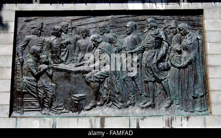 Provincetown, Massachusetts : Bas-relief d'experts sur la base de la Pilgrim Monument Banque D'Images