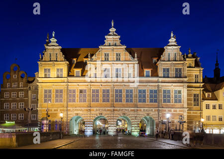 Crépuscule à zielona brama (portail vert) à Gdansk, Pologne. Banque D'Images