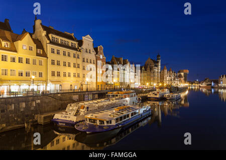 Soirée au bord de la rivière sur la rivière motlawa Gdansk en Pologne, la vieille ville. Banque D'Images