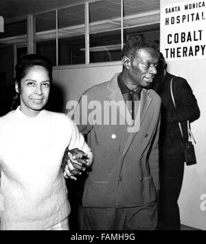 1 janvier 2016 - Fichier - Singer Natalie Cole, fille de Nat King Cole grande musique qui est devenu une star de l'enregistrement dans son propre droit avec hits qui a duré trois décennies, est décédé à l'hôpital jeudi soir à Los Angeles. Elle avait 65 ans. Le chanteur avait lutté contre des problèmes de drogue et de l'hépatite dans le passé, et a subi une greffe de rein en 2009. Sur la photo : 1 janvier, 2011 - Nat King Cole et sa femme Maria de quitter l'hôpital de Santa Monica en Californie (crédit Image : © Globe Photos/ZUMAPRESS.com) Banque D'Images