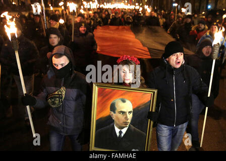 Kiev, Ukraine. 9Th Jul 2015. Le 107e anniversaire de naissance de Stepan Bandera fut marquée à Kiev avec les torches de mars par les partis nationalistes. Stepan Bandera a été l'un des leaders du mouvement national ukrainien occupé dans l'ouest de l'Ukraine (Galicie), qui a dirigé l'Organisation des nationalistes ukrainiens (OUN). Stepan Bandera a été parmi ceux qui proclame d'un État ukrainien indépendant dans la région de Lviv le 30 juin 1941. L'agent du KGB Bohdan Stashynsky assassiné Bandera à Munich, Allemagne de l'Ouest, le 15 octobre 1959. © Michel Stepanov/ZUMA/Alamy Fil Live News Banque D'Images