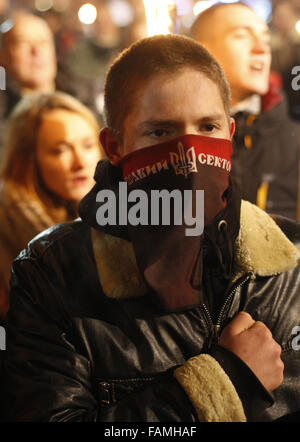 Kiev, Ukraine. 9Th Jul 2015. Le 107e anniversaire de naissance de Stepan Bandera fut marquée à Kiev avec les torches de mars par les partis nationalistes. Stepan Bandera a été l'un des leaders du mouvement national ukrainien occupé dans l'ouest de l'Ukraine (Galicie), qui a dirigé l'Organisation des nationalistes ukrainiens (OUN). Stepan Bandera a été parmi ceux qui proclame d'un État ukrainien indépendant dans la région de Lviv le 30 juin 1941. L'agent du KGB Bohdan Stashynsky assassiné Bandera à Munich, Allemagne de l'Ouest, le 15 octobre 1959. © Michel Stepanov/ZUMA/Alamy Fil Live News Banque D'Images