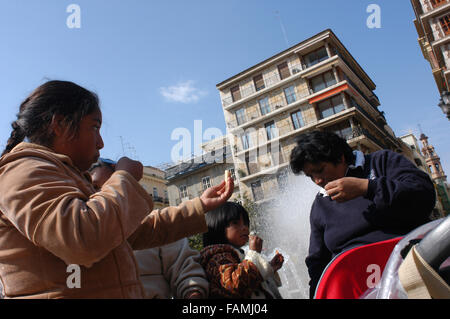 Les Tsiganes au Neptuno fontaine dans la place de la Vierge , fontaine moderne représentant fleuve Turia & 8 canaux d'irrigation en zone agricole, Valence, Espagne. Banque D'Images