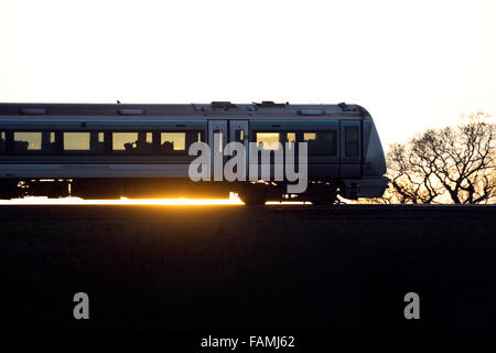 Chiltern Railways train au coucher du soleil en hiver, dans le Warwickshire, Royaume-Uni Banque D'Images