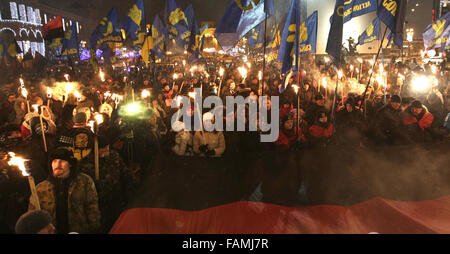 4 décembre 2015 - Kiev, Ukraine - Le 107e anniversaire de naissance de Stepan Bandera fut marquée à Kiev avec les torches de mars par les partis nationalistes. Stepan Bandera a été l'un des leaders du mouvement national ukrainien occupé dans l'ouest de l'Ukraine (Galicie), qui a dirigé l'Organisation des nationalistes ukrainiens (OUN). Stepan Bandera a été parmi ceux qui proclame d'un État ukrainien indépendant dans la région de Lviv le 30 juin 1941. L'agent du KGB Bohdan Stashynsky assassiné Bandera à Munich, Allemagne de l'Ouest, le 15 octobre 1959. (Crédit Image : © Michel Stepanov via Zuma sur le fil) Banque D'Images