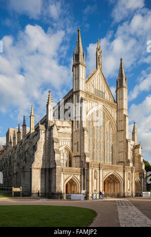 Après-midi d'été à la cathédrale de Winchester. Banque D'Images