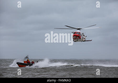 HM Coastguard photo hélicoptère lors d'un exercice d'entraînement de sauvetage sur un jour de tempête dans le Solent Banque D'Images