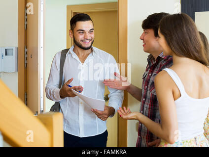 Vendeur retour aux stands et quelques merried in doorway Banque D'Images