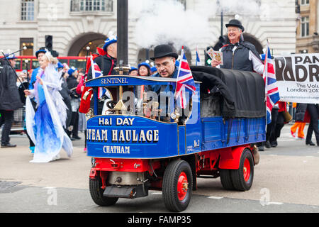 Londres, Royaume-Uni. 1er janvier 2016. La 'Miniature Steamers pour la charité" à la 30e assemblée annuelle du Londres défilé du Nouvel An, LNYDP 2016. Le défilé a plus de 8 500 artistes représentant 20 pays, dont des fanfares, des cheerleaders, clowns, acrobates et des représentants de l'arrondissements de Londres. Credit : Imageplotter/Alamy Live News Banque D'Images