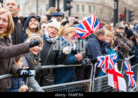 Londres, Royaume-Uni. 1er janvier 2016. Les spectateurs avec des drapeaux Union Jack s'amuser à la 30e assemblée annuelle du Londres défilé du Nouvel An, LNYDP 2016. Le défilé a plus de 8 500 artistes représentant 20 pays, dont des fanfares, des cheerleaders, clowns, acrobates et des représentants de l'arrondissements de Londres. Credit : Imageplotter/Alamy Live News Banque D'Images