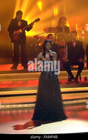 (Afp) - le chanteur Natalie Cole effectue au cours de la cérémonie de remise des prix de la télévision allemande Prix 2002 à Cologne, le 5 octobre 2002. Banque D'Images