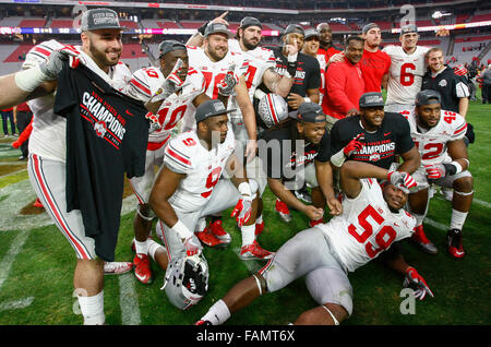 Glendale, AZ, États-Unis d'Amérique. 1er janvier 2016. Les joueurs de l'état de l'Ohio posent pour une photo de groupe après le BattleFrog Fiesta Bowl NCAA football match entre la Cathédrale Notre Dame Fighting Irish et l'Ohio State Buckeyes au University of Phoenix Stadium de Glendale, AZ. Ohio State bat Notre Dame 44-28. Justin Cooper/CSM/Alamy Live News Banque D'Images