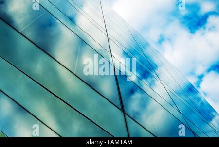 Architecture vitreux. Bâtiment commercial moderne en verre et le ciel. Banque D'Images