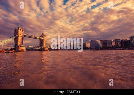 Londres Tamise au coucher du soleil. Londres, Royaume-Uni. Banque D'Images