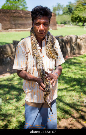 Charmeur de serpent, Anuradhapura, ville du patrimoine mondial de l'UNESCO, au Sri Lanka Banque D'Images