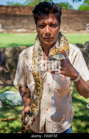 Charmeur de serpent, Anuradhapura, ville du patrimoine mondial de l'UNESCO, au Sri Lanka Banque D'Images