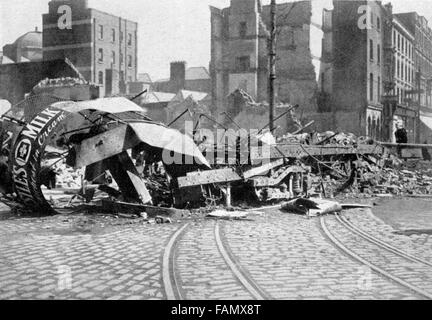 Insurrection de Pâques, Dublin Street, Barricade, tramway électrique voiture brûlée par les Républicains à l'angle des rues du comte et de Sackville Banque D'Images