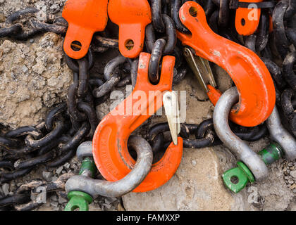 Les chaînes et crochets sur un chantier de construction. Banque D'Images