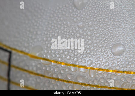 L'aluminium peut avec de l'eau gouttes close up Banque D'Images