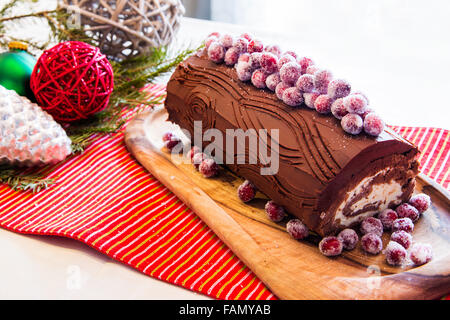 Buche de Noel gâteau avec décoration de Noël. Banque D'Images