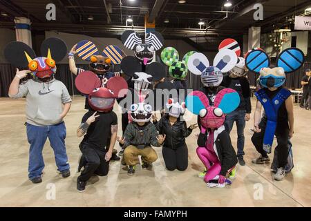 Rosemont, Illinois, USA. Dec 30, 2015. Deadmau5 fans montrer leurs costumes avant la réaction la veille du spectacle à Donald E Stephens Convention Center à Rosemont, Illinois © Daniel DeSlover/ZUMA/Alamy Fil Live News Banque D'Images