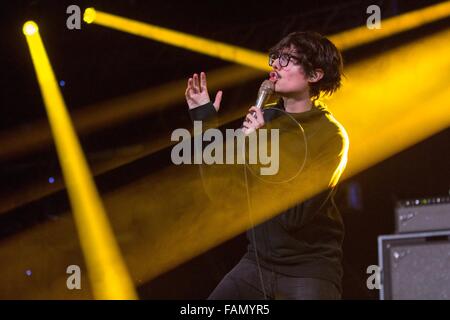 Rosemont, Illinois, USA. Dec 30, 2015. Chanteur DANIEL ARMBRUSTER de Joywave il se produit durant la réaction la veille du spectacle à Donald E. Stephens Convention Center à Rosemont, Illinois © Daniel DeSlover/ZUMA/Alamy Fil Live News Banque D'Images