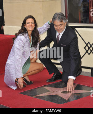 LOS ANGELES, CA - 2 mars 2010 : Andrea Bocelli & femme, Veronica Berti sur Hollywood Boulevard où il a été honoré avec le 2,402ème étoile sur le Hollywood Walk of Fame. Banque D'Images