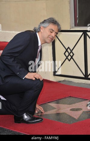 LOS ANGELES, CA - 2 mars 2010 : Andrea Bocelli sur Hollywood Boulevard où il a été honoré avec le 2,402ème étoile sur le Hollywood Walk of Fame. Banque D'Images