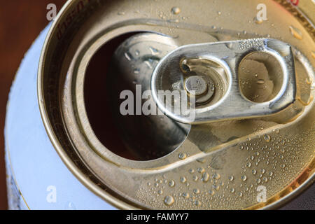 Libre coup de tirer l'anneau sur une boisson peut, a ouvert l'aluminium peut avec goutte d'eau Banque D'Images