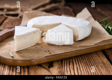 Morceaux de Camembert crémeux (close-up shot) sur fond de bois vintage Banque D'Images