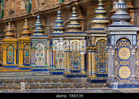 Azulejos, carreaux de céramique peints dans les alcôves sur la Plaza de España, Séville, Andalousie, Espagne Banque D'Images