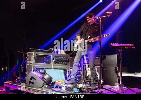 Rosemont, Illinois, USA. 31 Dec, 2015. Musicien JORDANIE KELLEY de Chérubin il se produit durant la réaction la veille du spectacle à Donald E. Stephens Convention Center à Rosemont, Illinois © Daniel DeSlover/ZUMA/Alamy Fil Live News Banque D'Images