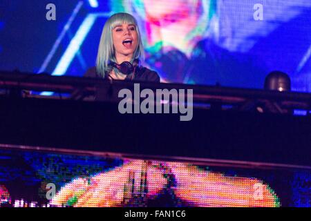 Rosemont, Illinois, USA. 31 Dec, 2015. Musicien électronique MIJA il se produit durant la réaction la veille du spectacle à Donald E. Stephens Convention Center à Rosemont, Illinois © Daniel DeSlover/ZUMA/Alamy Fil Live News Banque D'Images