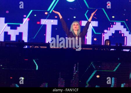 Rosemont, Illinois, USA. 31 Dec, 2015. Musicien électronique MIJA il se produit durant la réaction la veille du spectacle à Donald E. Stephens Convention Center à Rosemont, Illinois © Daniel DeSlover/ZUMA/Alamy Fil Live News Banque D'Images