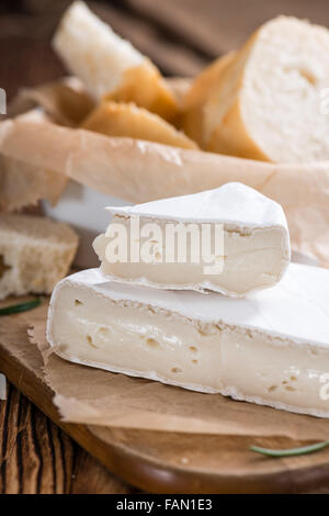 Tranches de camembert (close-up shot) sur fond de bois rustique Banque D'Images