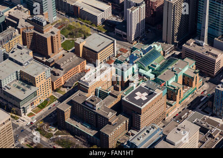 Photo aérienne de l'ensemble de Toronto Hospital avec ORNGE venant d'hélicoptères pour l'atterrissage. Banque D'Images