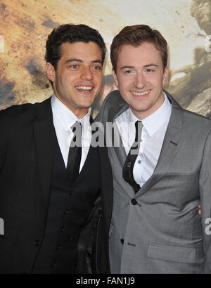 LOS ANGELES, CA - 24 février 2010 : Joe Mazzello & Rami Malek (à gauche) à la première de sa nouvelle mini-série de HBO "Le pacifique" au Grauman's Chinese Theatre, à Hollywood. Banque D'Images