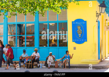 Une scène, des musiciens assis à l'extérieur d'une boutique, La Havane, La Havane, Cuba Banque D'Images