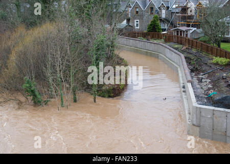 Les défenses contre les inondations le long de l'Ettrick Water, un affluent de la rivière Tweed à Selkirk, Ecosse Banque D'Images