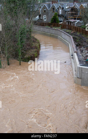 Les défenses contre les inondations le long de l'Ettrick Water, un affluent de la rivière Tweed à Selkirk, Ecosse Banque D'Images