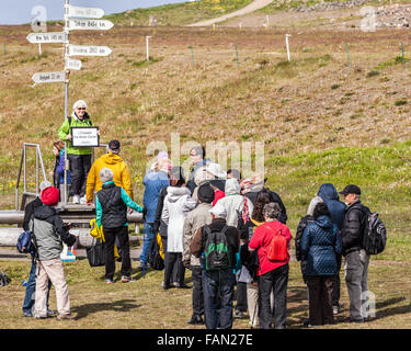 L'île de Grimsey, Islande. 31 juillet, 2015. Les passagers des bateaux de croisière jusqu'à avoir leur photo prise à un panneau indiquant qu'ils ont traversé le cercle arctique sur l'île de Grimsey 40 km (24,8 mi) au large de l'île principale de l'Islande. Dans l'océan Arctique, à cheval sur le cercle arctique, Grimsey est le site touristique d'oiseaux destination. © Arnold Drapkin/ZUMA/Alamy Fil Live News Banque D'Images